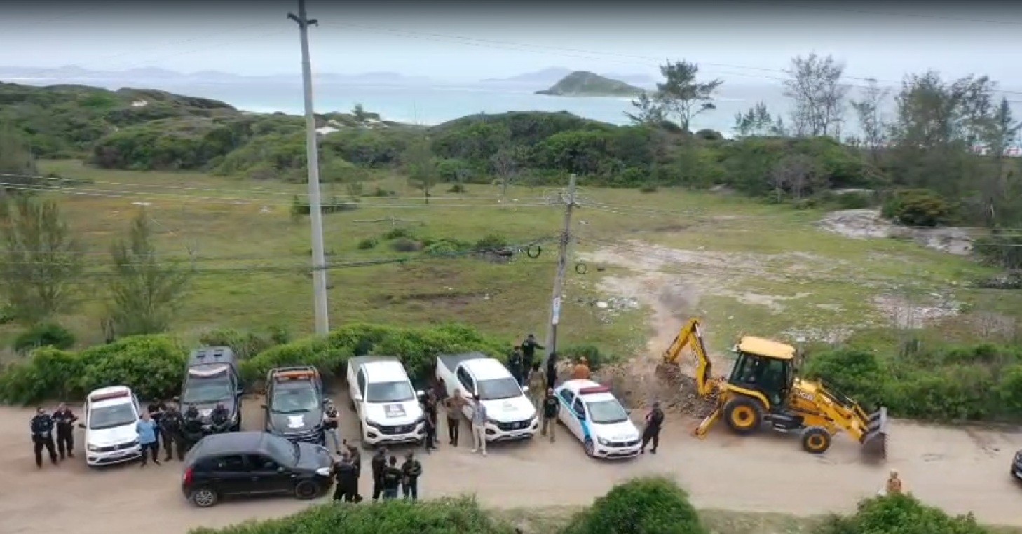 Arraial do Cabo interdita estacionamento clandestino no Pontal