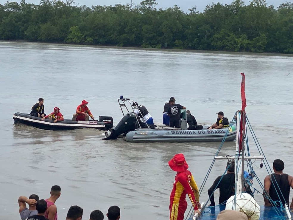 Polícia Federal, bombeiros e outras autoridades se mobilizam para resgatar barcos com corpos no Litoral paraense — Foto: PF/Reprodução