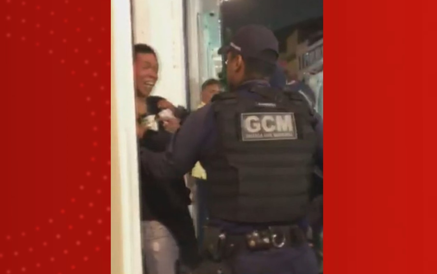 Vídeo flagra momento em que guarda municipal dá tapa no rosto de vendedor ambulante durante abordagem em Salvador