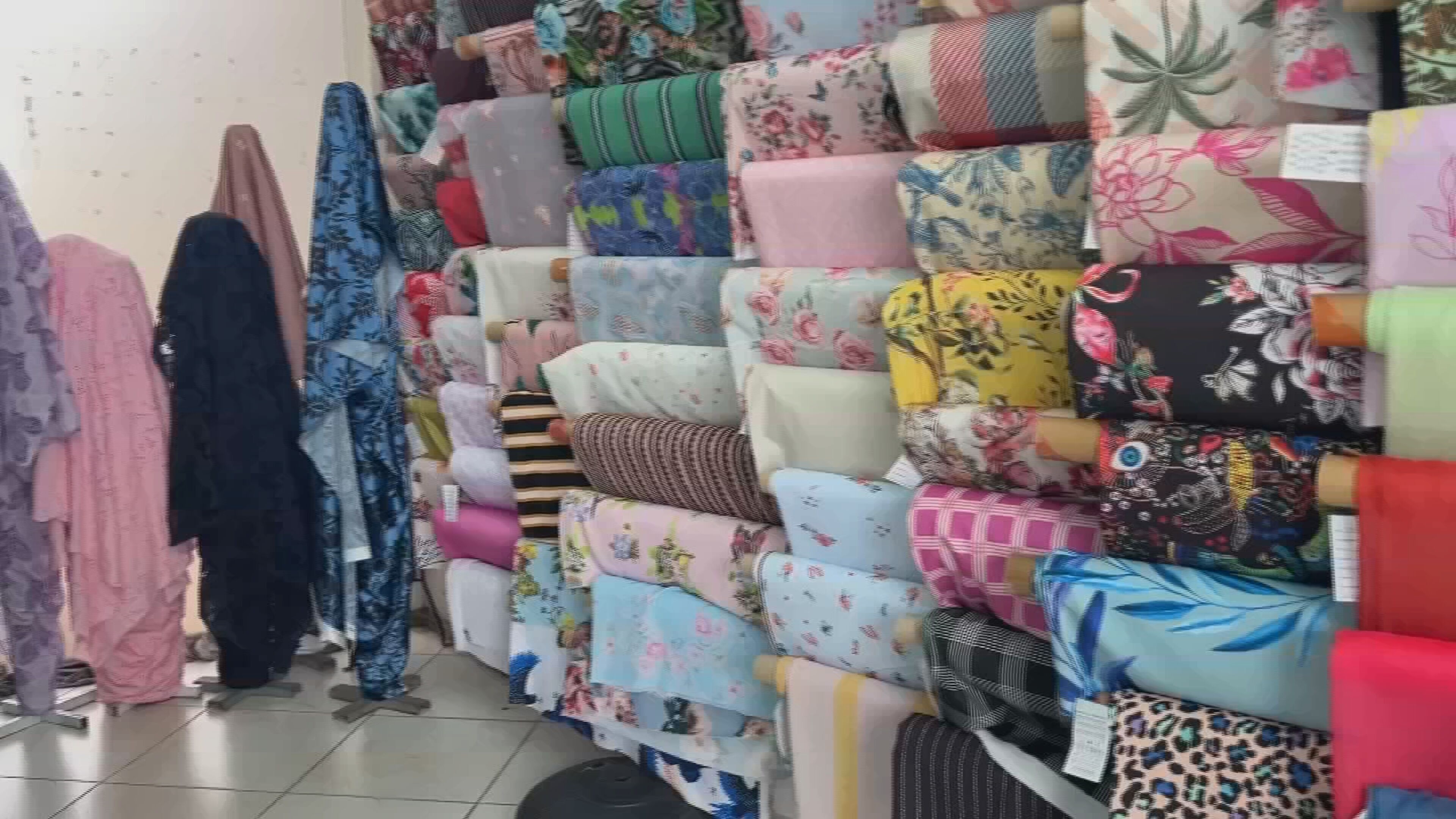 Conflito no Oriente Médio afeta preço dos tecidos e preocupa comerciantes do interior de SP