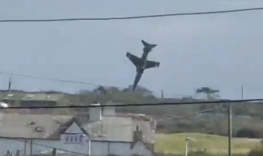 VÍDEO: Caça britânico cai e explode em solo no País de Gales