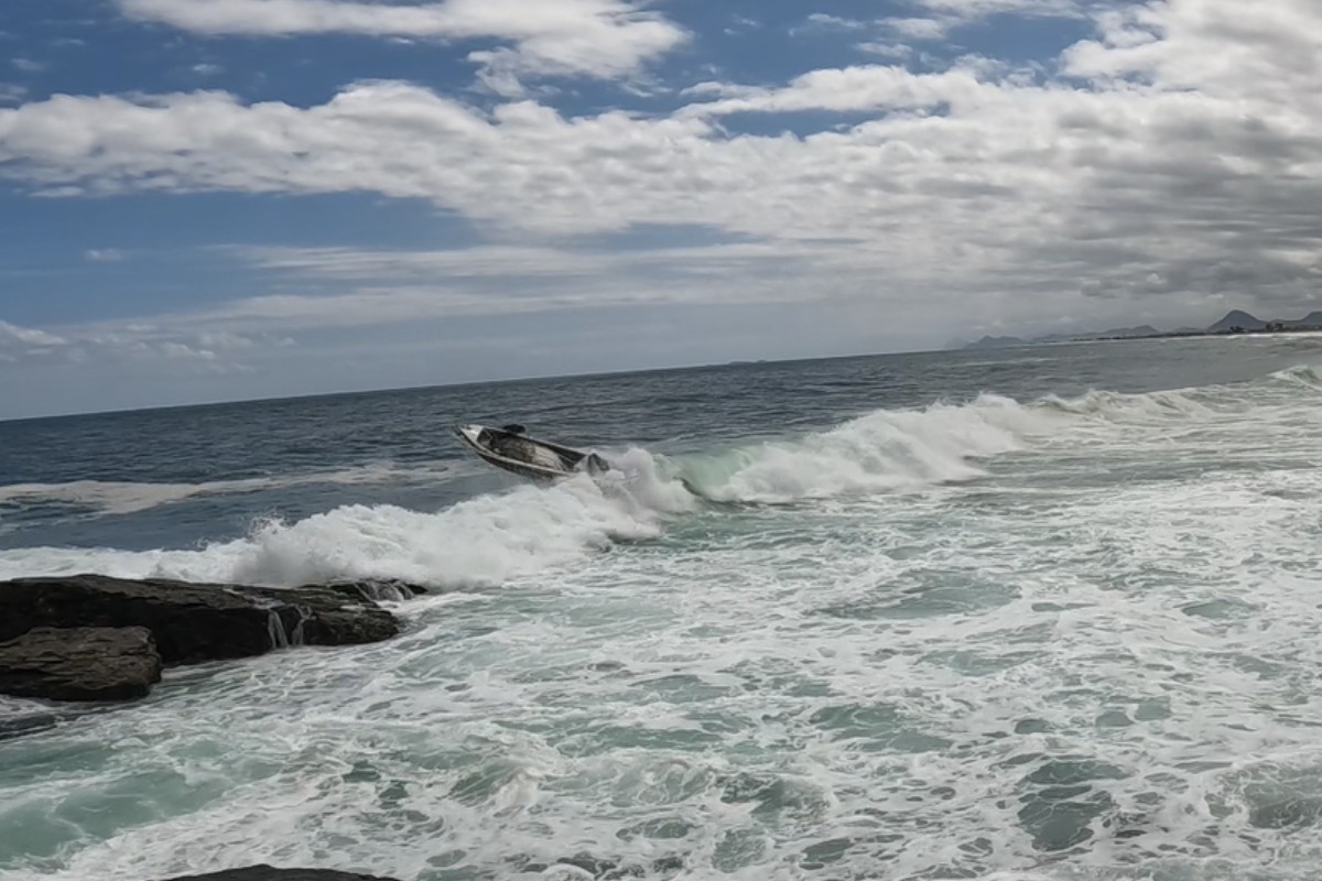 Fique por dentro: Pescador é atingido por hélice de barco após pular no mar; Vídeo registra força das ondas e acidente em Maricá