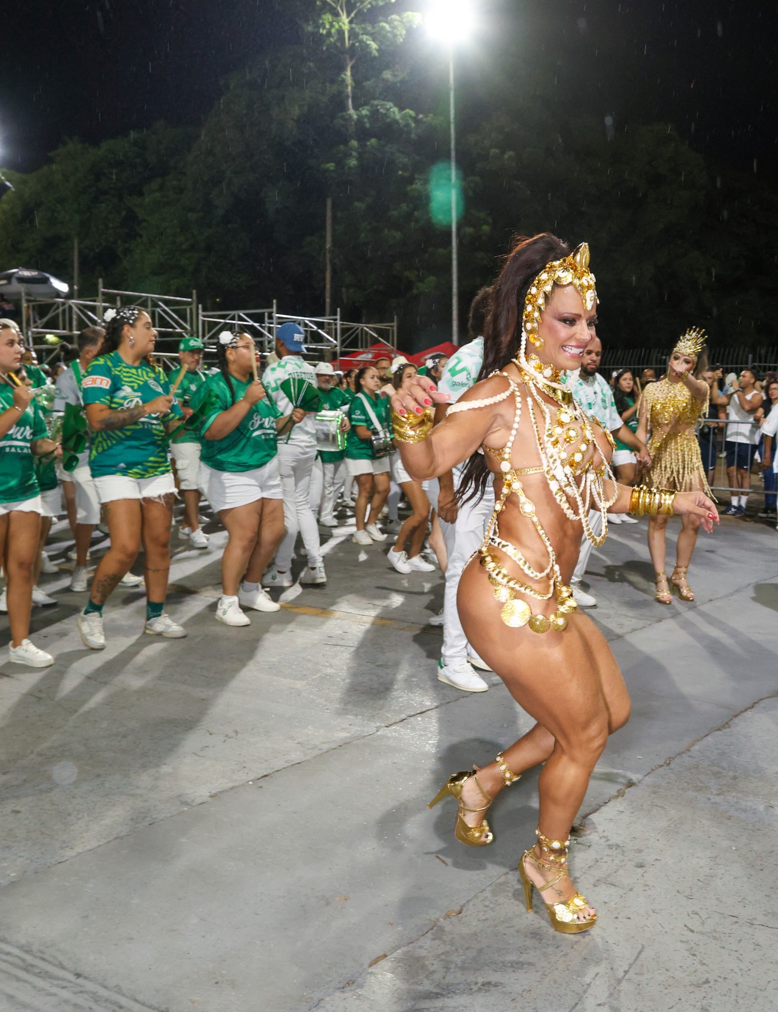 Viviane Araújo participa de ensaio técnico da Mancha Verde, no Sambódromo, em São Paulo
