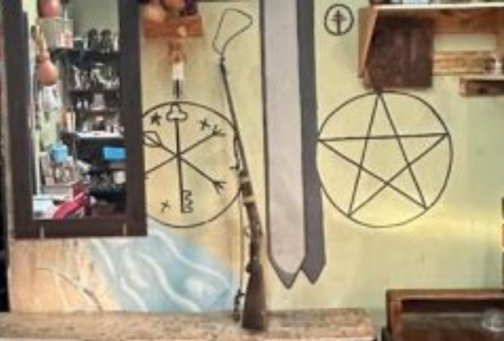 Arma de fogo apreendida no centro onde suspeito atendia em Campo Grande &mdash; Foto: Pol&iacute;cia Civil de MS