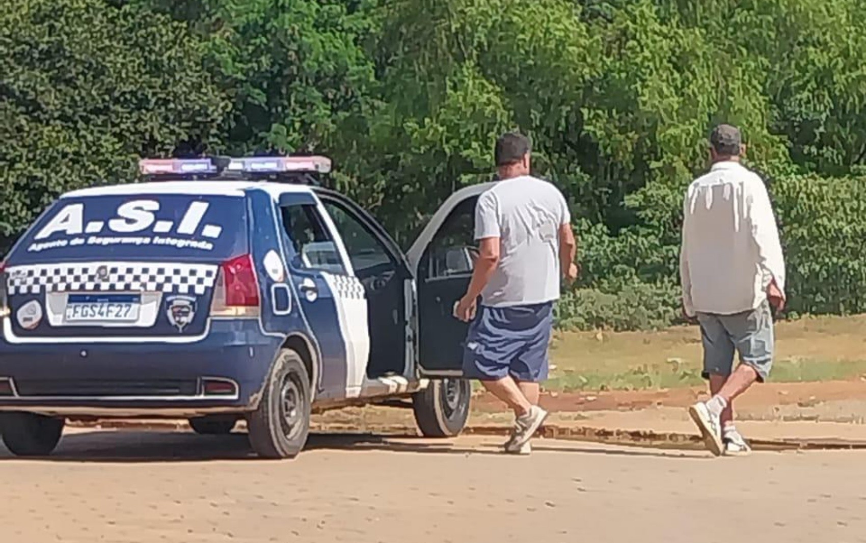 Carro oficial da Prefeitura de Santo Antônio do Pinhal deixa pessoa em situação de rua em Pouso Alegre, MG