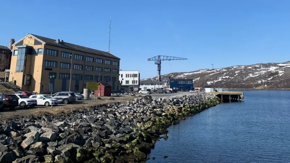 Kirkenes espera ser a primeira parada europeia para navios de carga chineses no futuro, mas tem receio de permitir que Pequim tenha muita influência no porto. — Foto: BBC
