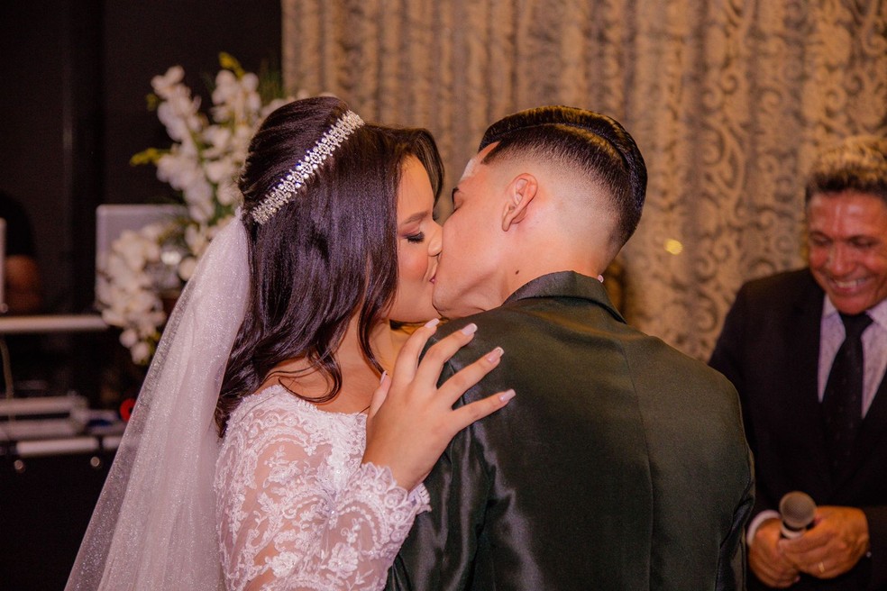 Thaís e Lucas optaram por realizar uma cerimônia de casamento por adesão — Foto: Aylla Amitayus