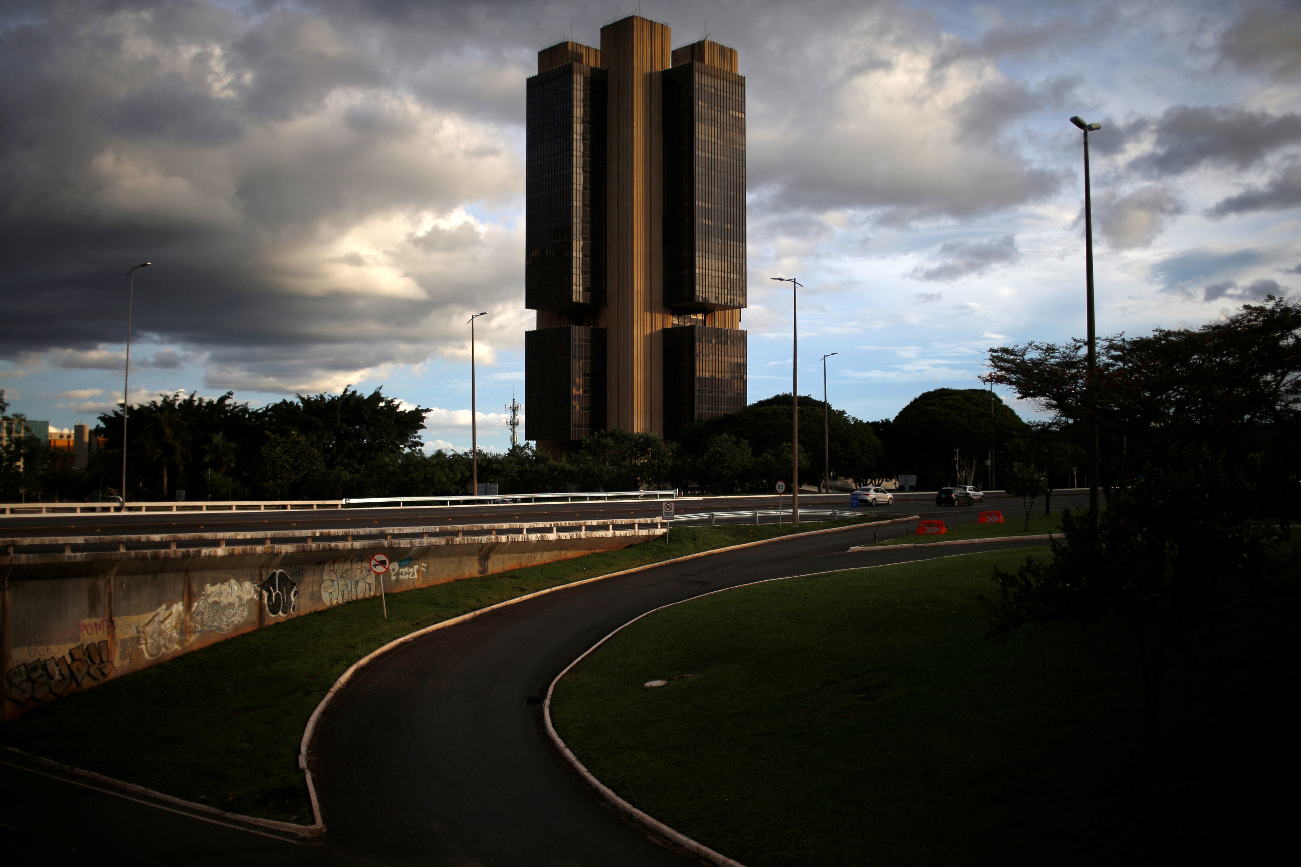 Atividade econômica, gastos em alta, guerra tarifária e tensões no Oriente Médio: veja porquê o BC subiu juro e impacto nas aplicações