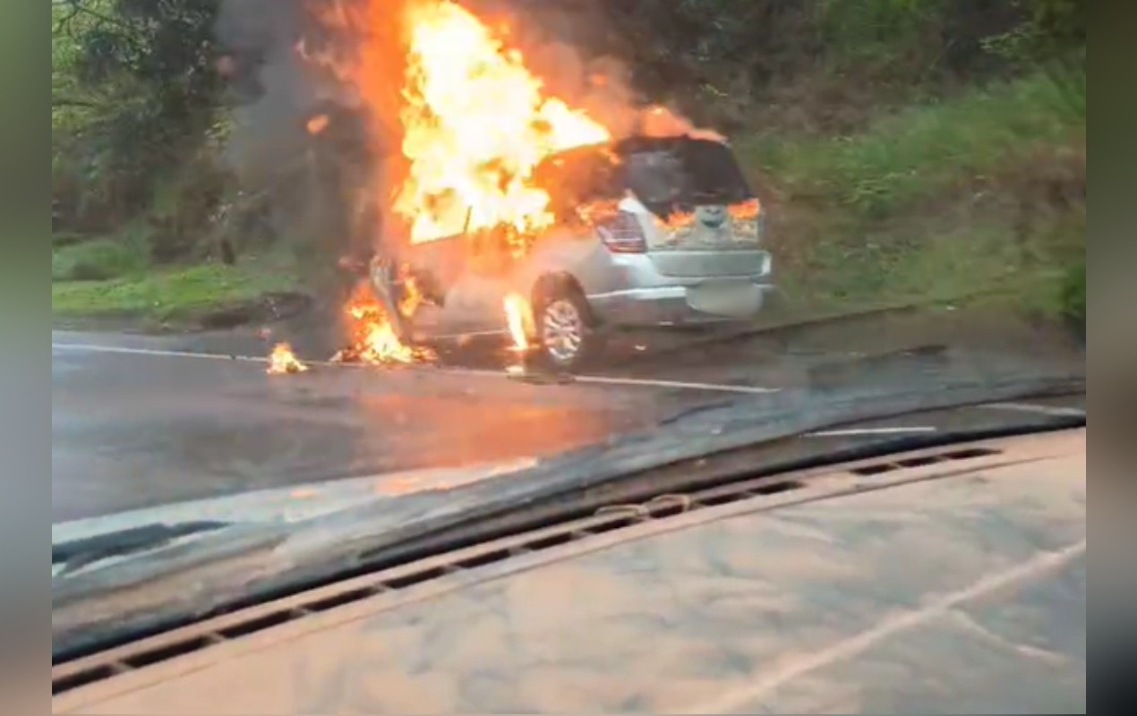 VÍDEO: carro pega fogo às margens da Rodovia Engenheiro Thomas Magalhães no interior de SP