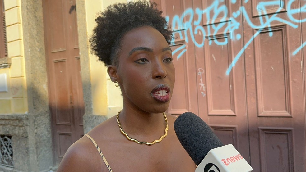 A jornalista Jackeline Oliveira esteve na Decradi na manh desta segunda-feira (22) — Foto: Reproduo/ TV Globo