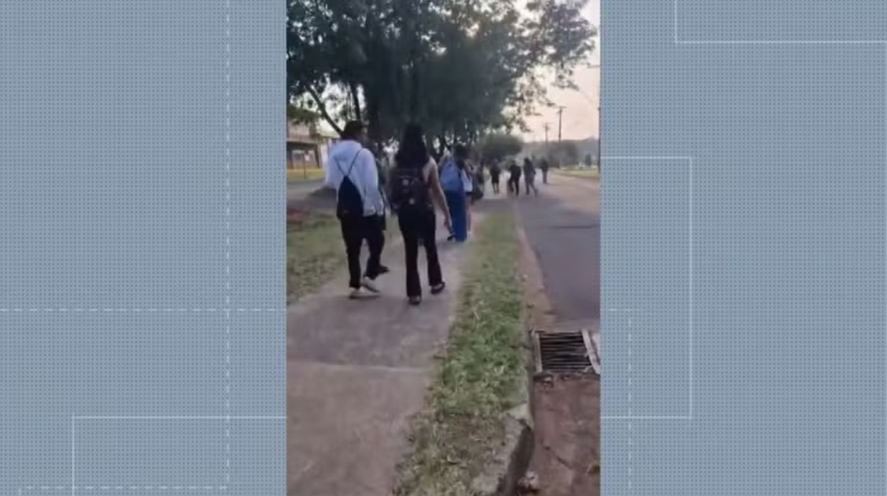 Motorista de ônibus se recusa a continuar trajeto e alunos vão a pé por cerrado até o IFSP; VÍDEO