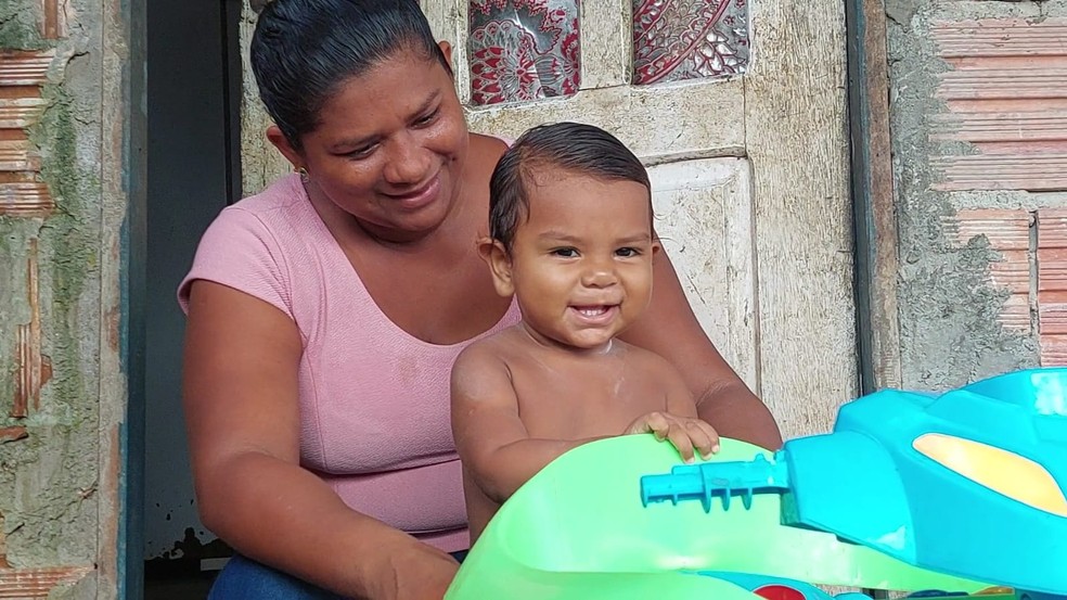 Cleidiane Santos e o 'bebê gigante', Angerson, que nasceu com mais de 7 kg em Parintins — Foto: Reprodução