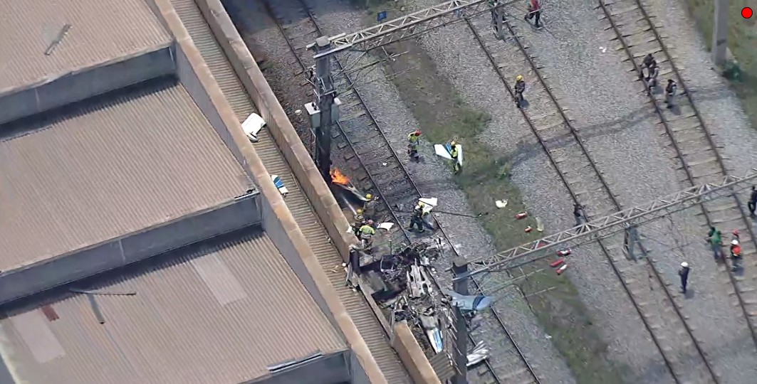Vídeo mostra avião em chamas sob trilhos de estação de trem em BH; piloto morreu