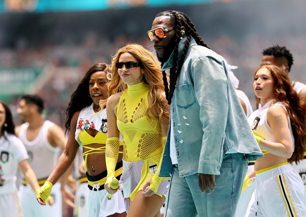 Shakira e Burna Boy na cerimônia de abertura da Copa do Mundo 2026, na Cidade do México, nesta quinta-feira (11) — Foto: REUTERS/Kai Pfaffenbach