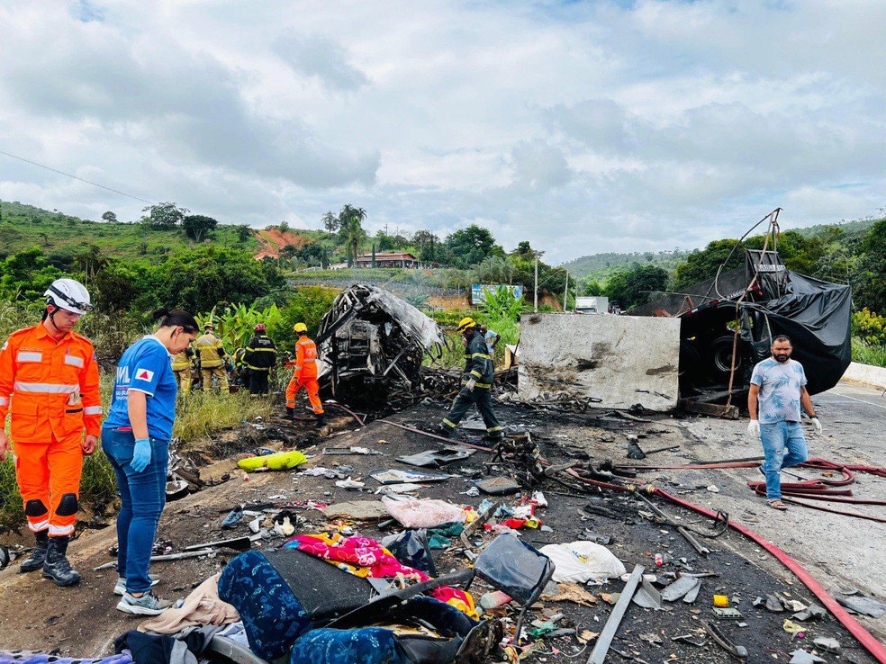 Pertences dos passageiros ficaram espalhados pela pista  Foto: Corpo de Bombeiros