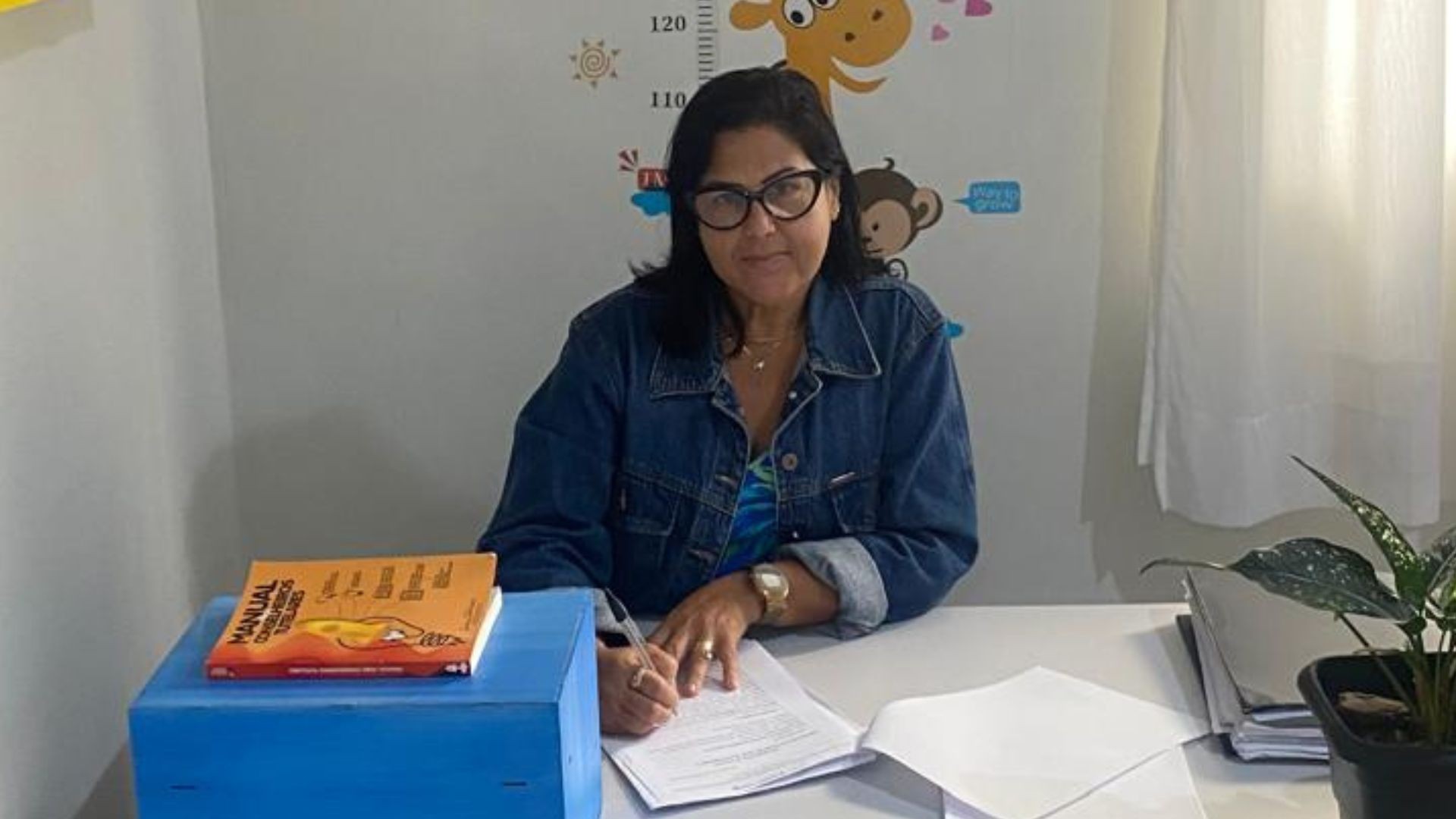 'Ela estava gelada, só de fralda', diz conselheira sobre bebê encontrada engatinhando sozinha na rua