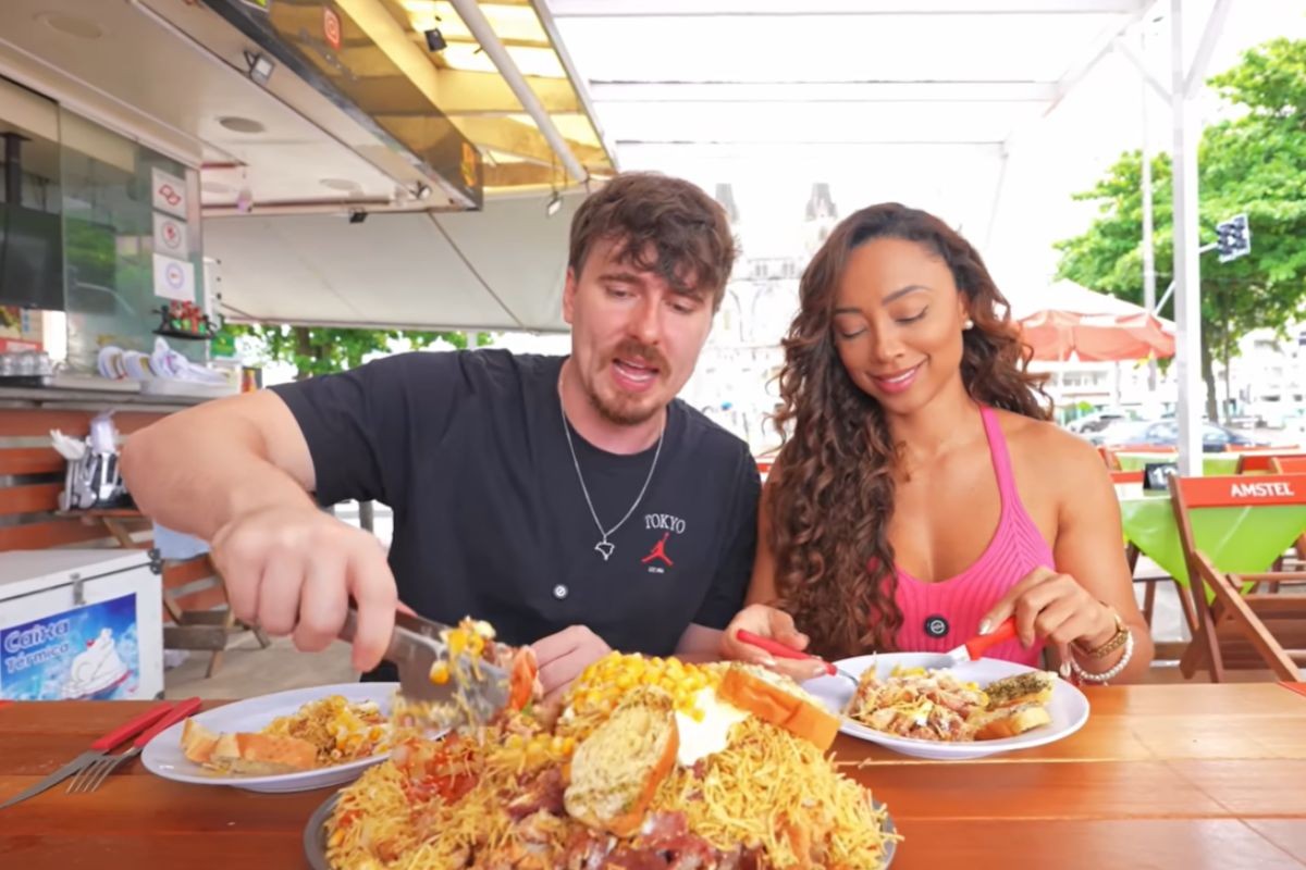 Influenciador viraliza com X-Tudo gigante em praia no litoral de SP: 'Dá um coro em várias de alta gastronomia'