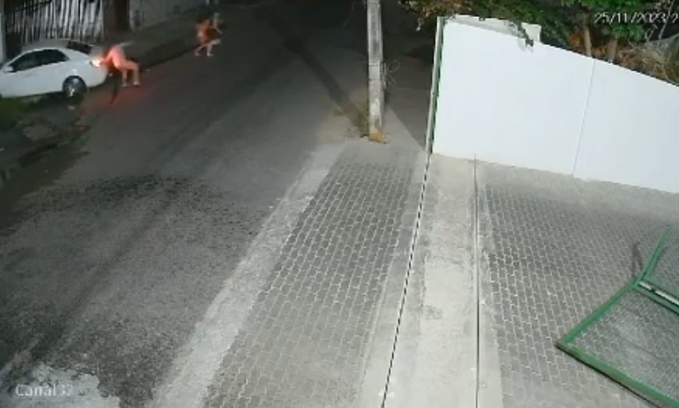 Três pessoas que estavam em uma calçada quase foram atropeladas pelo carro desgovernado na Rua Creuza Roque, na Vila Manoel Sátiro. — Foto: Reprodução