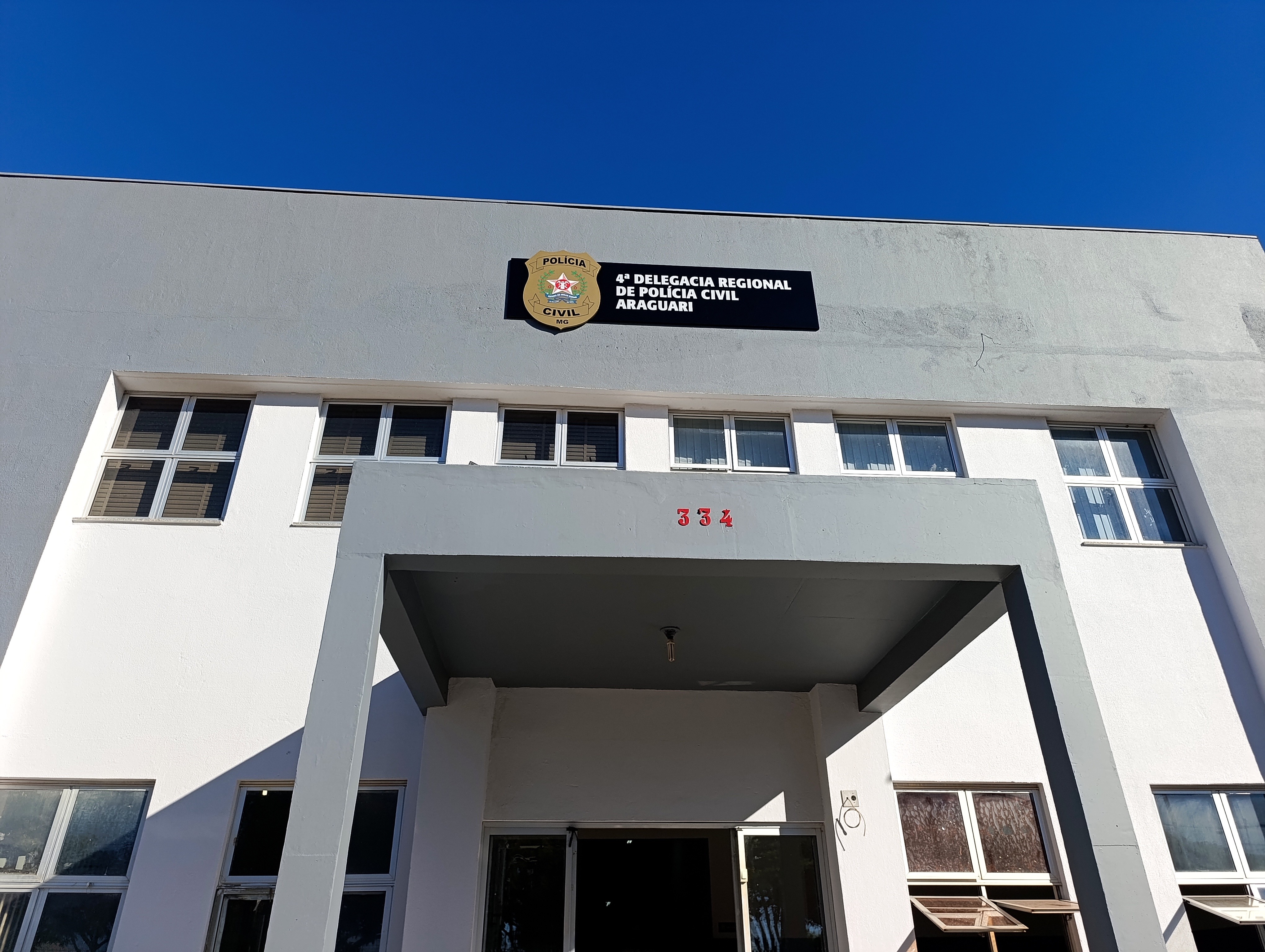Mulher tenta tirar arma de policial e morre ao ser baleada durante operação em MG, diz polícia
