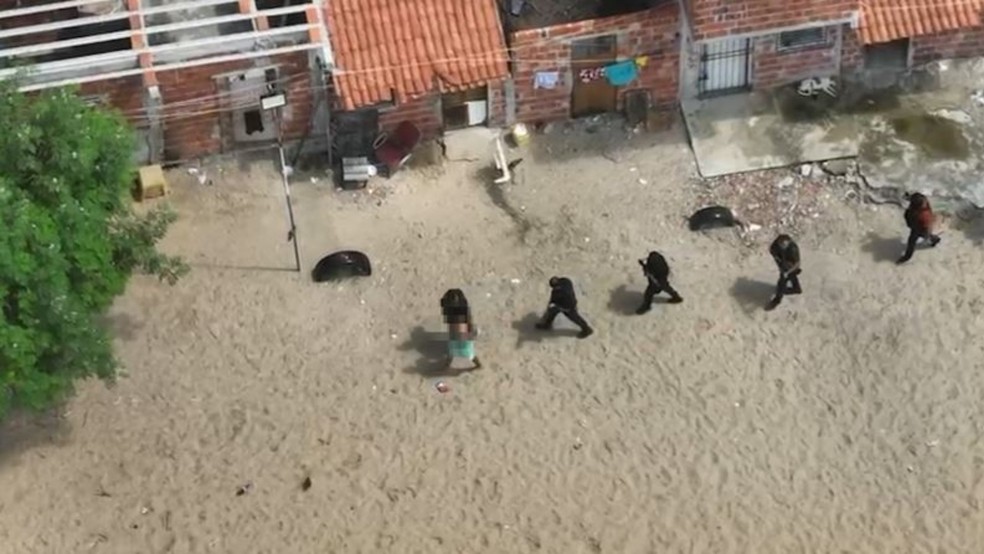 Investigado por homicídio em Caucaia é preso no Bairro Vicente Pizón, em Fortaleza. — Foto: SSPDS/ Divulgação