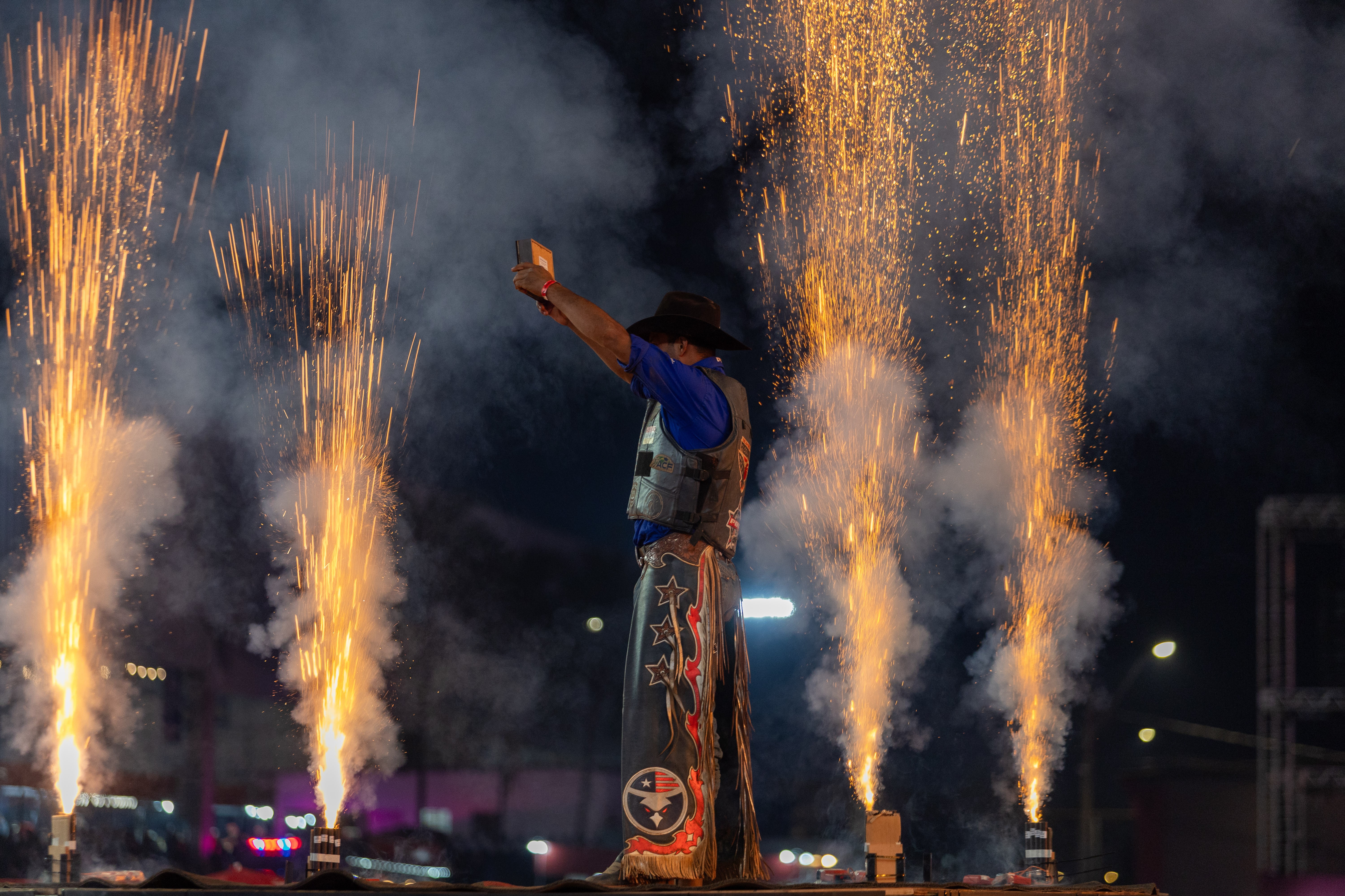 Alisson de Souza montou o touro Relíquia da Patroa no Round Final e conquistou o título da etapa da PBR da Festa do Peão de Americana, neste domingo (7) — Foto: Thomaz Marostegan
