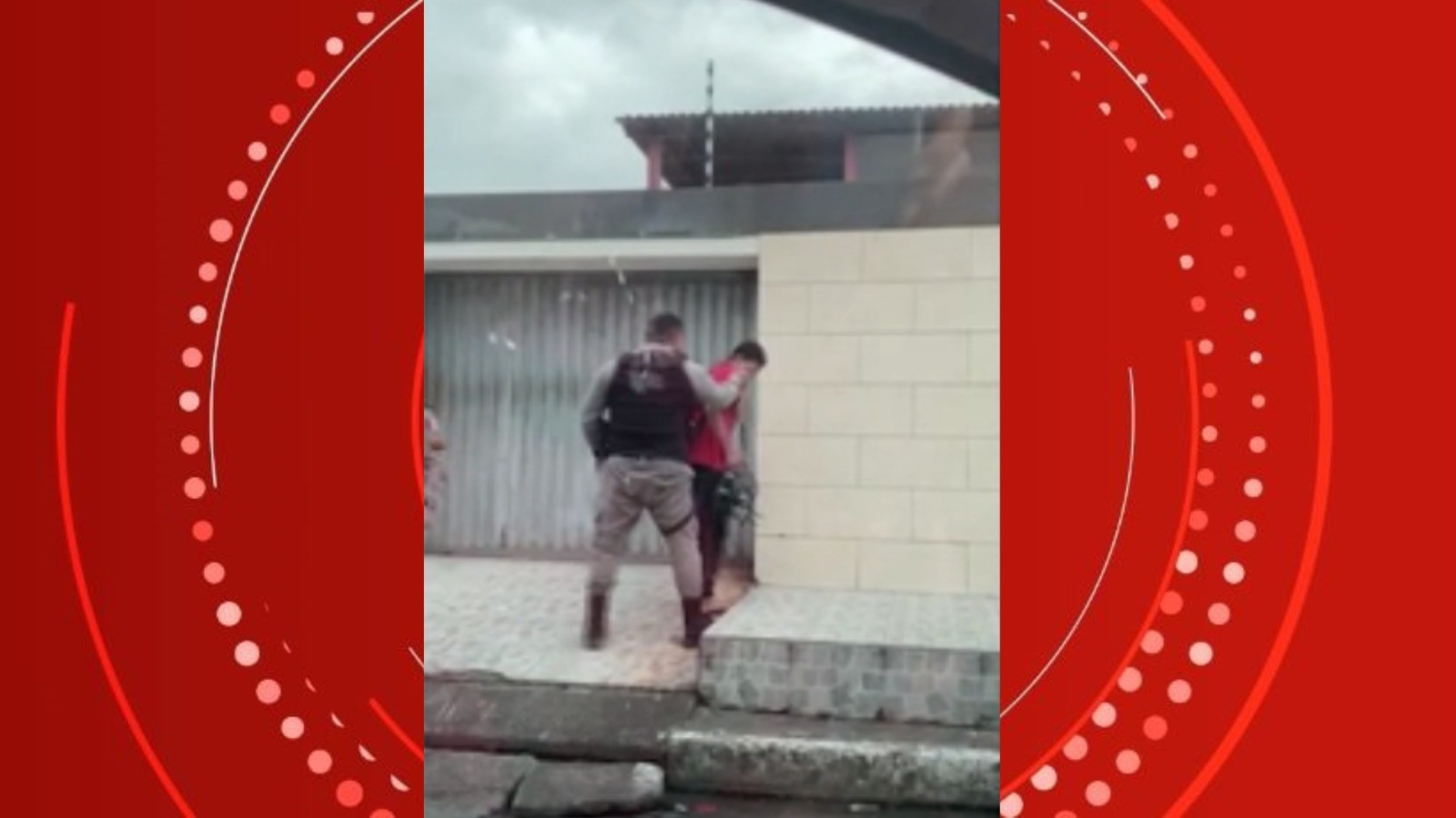 VÍDEO: policial é flagrado agredindo motoboy com tapas no rosto durante abordagem em Maceió