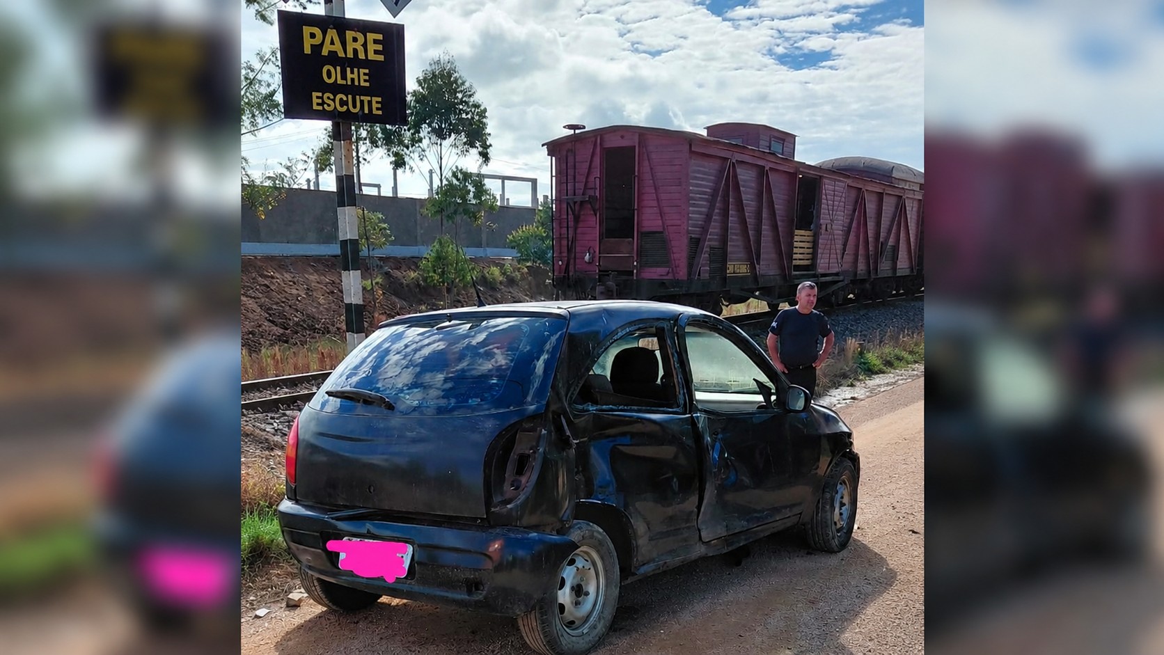 Carro sofre pane mecânica sobre ferrovia de SC e é arrastado por trem; motorista fica ferido