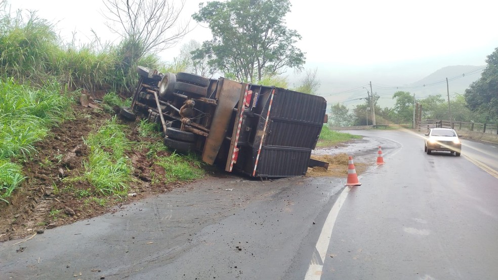 Caminhão que transportava cavalos com destino a haras tomba em serra de São Pedro — Foto: Guarda Civil de São Pedro/Reprodução
