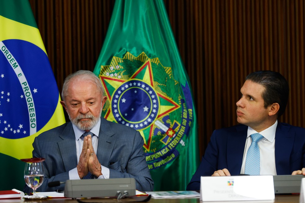 O presidente da República, Luiz Inácio Lula da Silva (PT)(e), e o presidente da Câmara dos Deputados, Hugo Motta (Republicanos-PB), durante a cerimônia de assinatura da medida provisória da reforma do setor elétrico, no Palácio do Planalto, em Brasília (DF), em 21 de maio de 2025. — Foto: Wilton Junior/Estadão Conteúdo