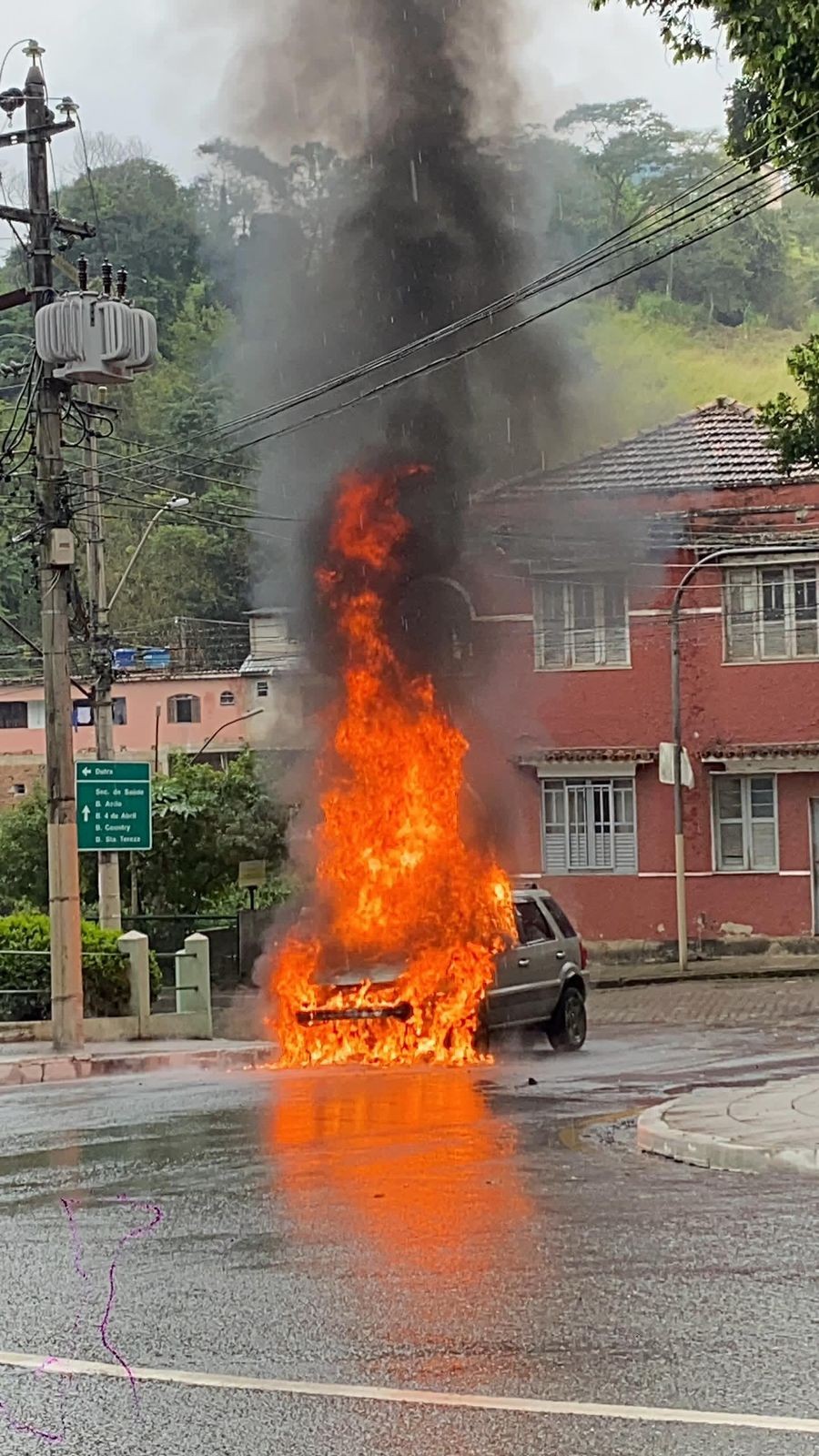 Carro pega fogo no Centro de Piraí; veja vídeo