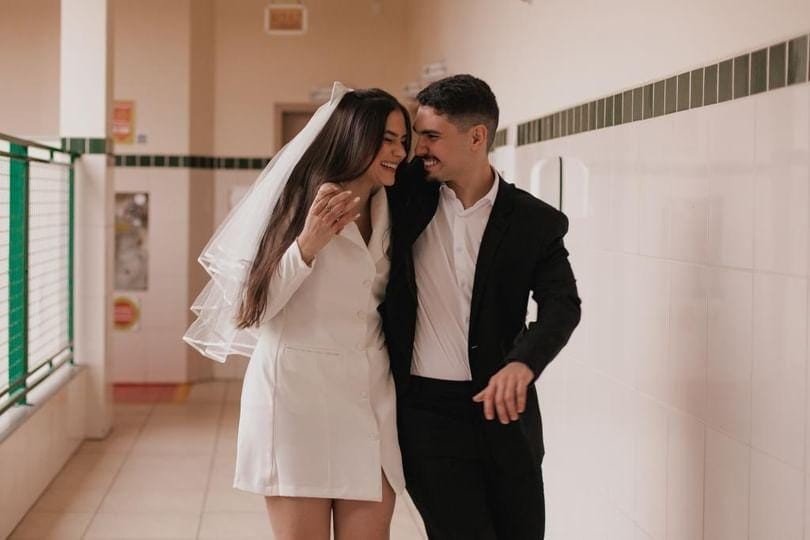 Casal faz ensaio de casamento em colégio em que se conheceu em SC