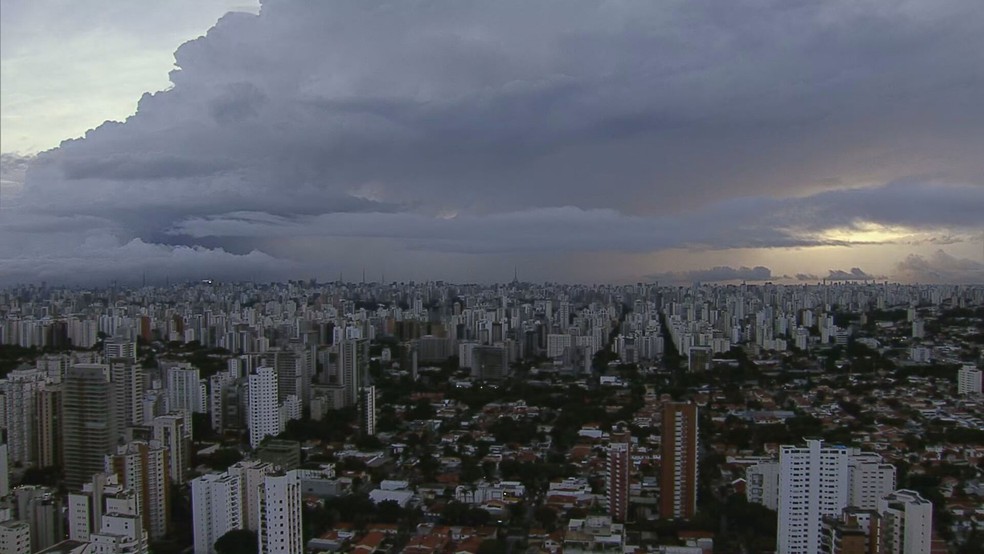 Nuvem de chuva carregada sobre a região da Grande SP — Foto: Reprodução/TV Globo