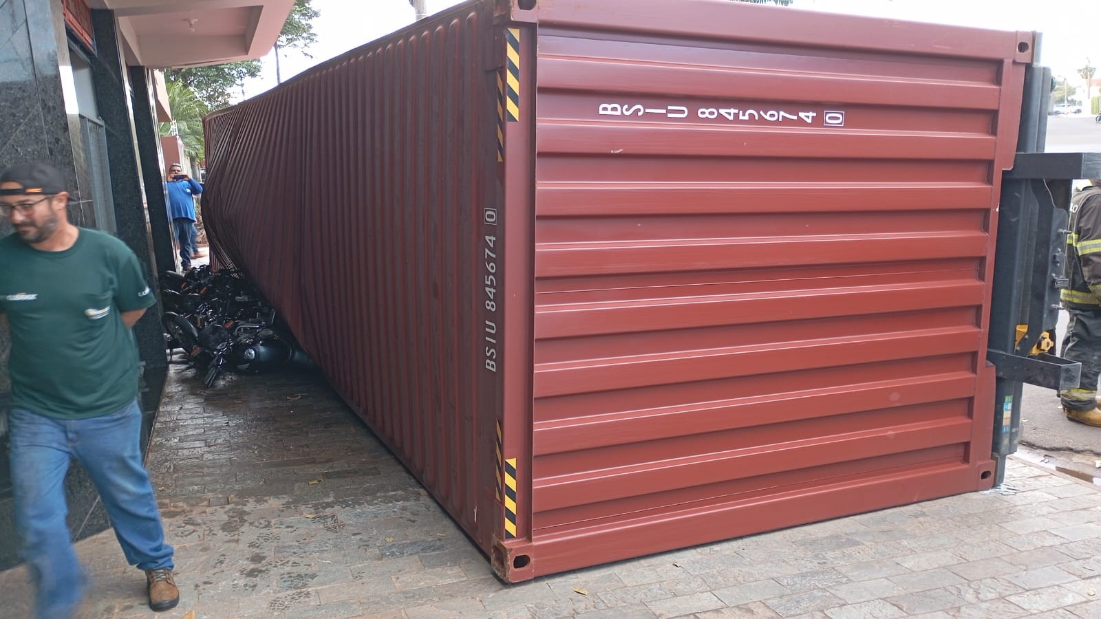 Container com tecidos tomba e atinge motos estacionadas em Ibitinga