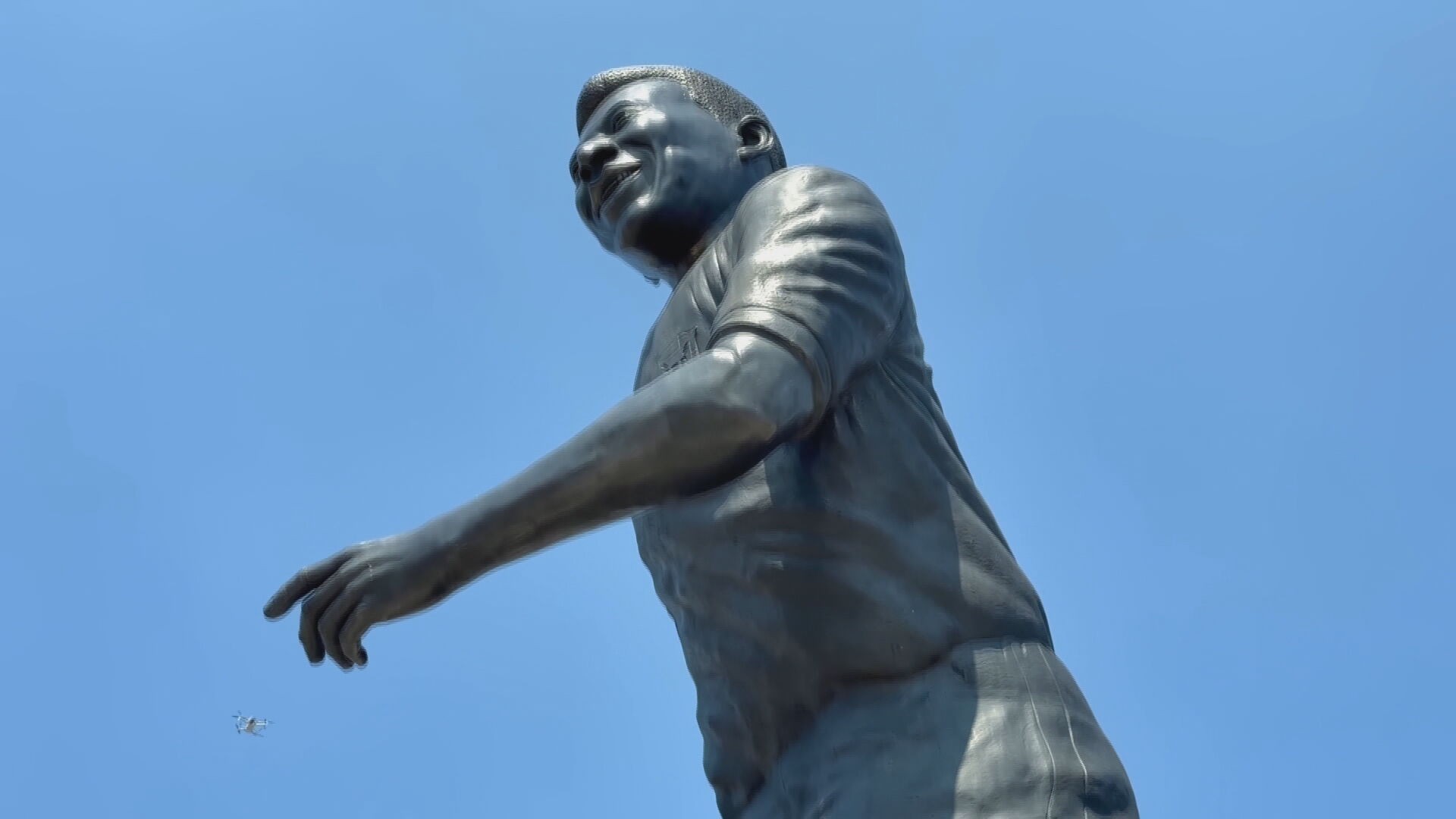 Copa 2026: Estátua gigante de Pelé é instalada em cidade do México
