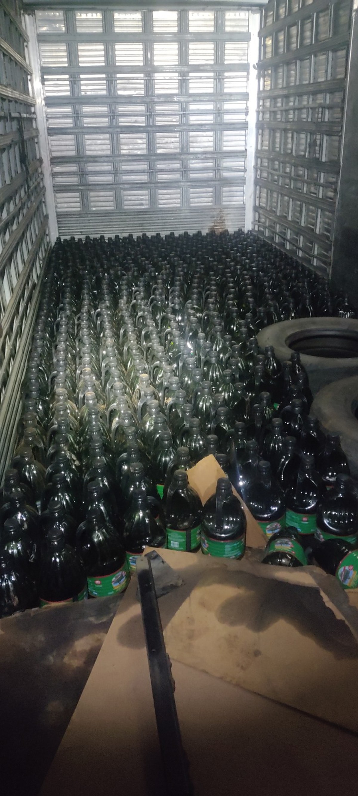 Polícia apreende mais de 2 mil litros azeite de oliva e garrafas de vinho em caminhão, em Campo Mourão