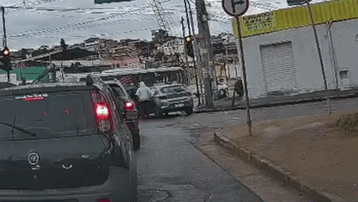 Vídeo mostra ladrões armados rendendo mulher em sinal de trânsito e levando carro em BH