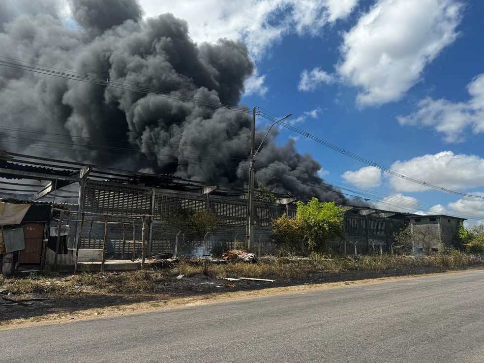 Fumaça sai de galpão na Grande Natal — Foto: Vinícius Marinho/Inter TV Cabugi