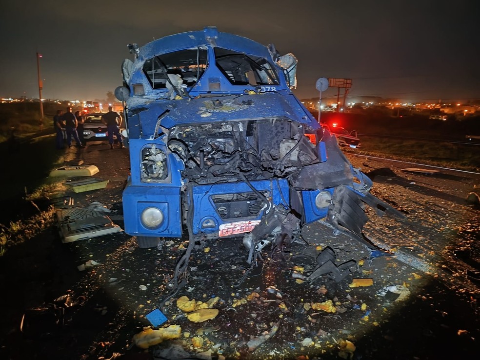 Criminosos explodem carro-forte em rodovia na altura de Cordeirópolis — Foto: Polícia Militar/Reprodução Redes Sociais