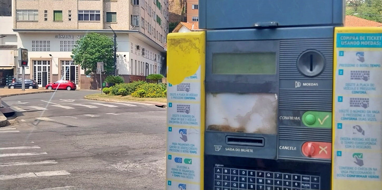 Vereadores aprovam projeto que susta contrato do estacionamento rotativo em Poços de Caldas, MG