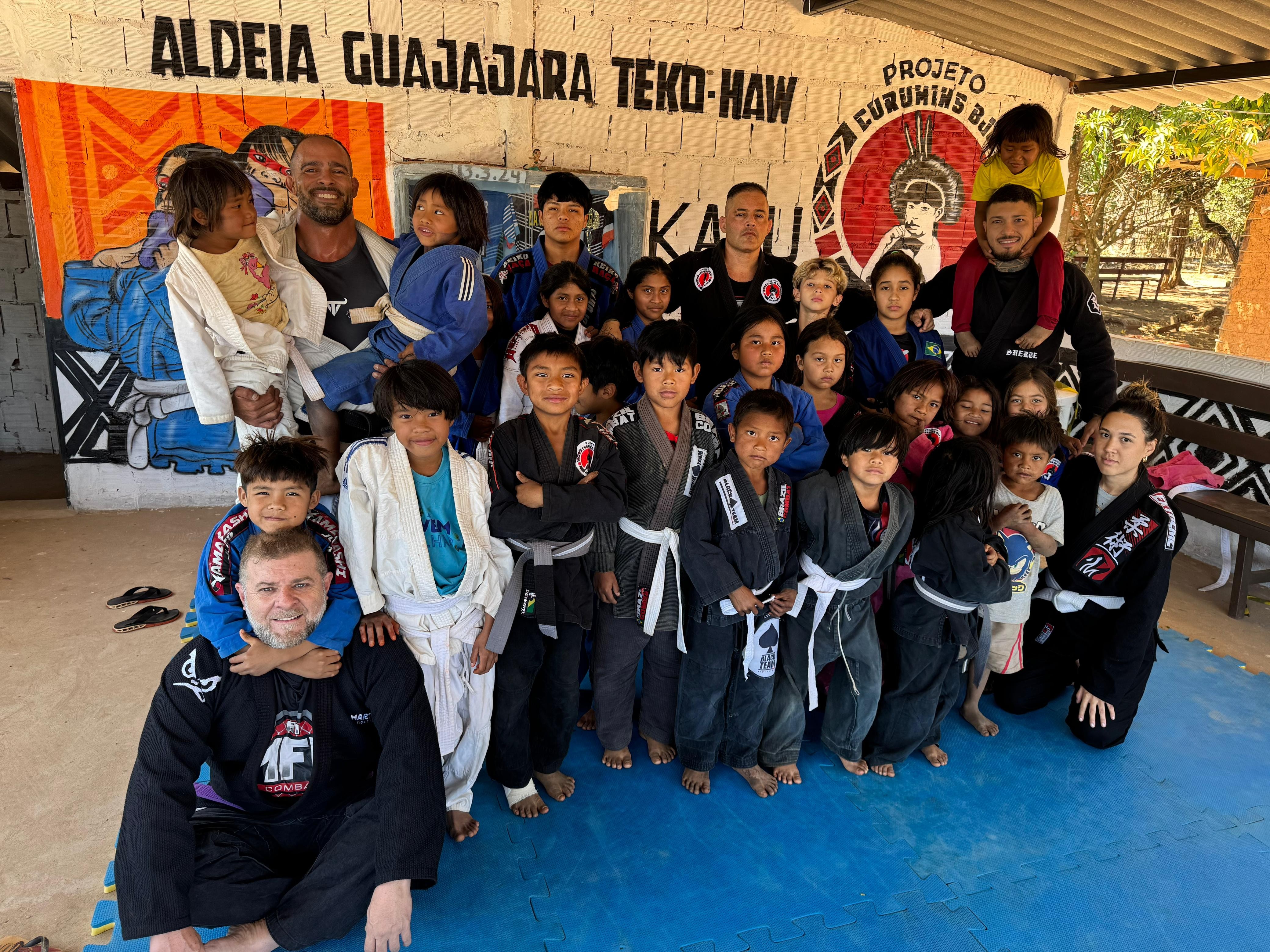 Quimonos doados e medalhas: jiu-jitsu transforma rotina de crianças indígenas em aldeia de Brasília