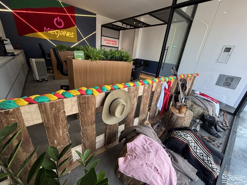 Vitrine decorada em Tenente Portela — Foto: Régis Carniel