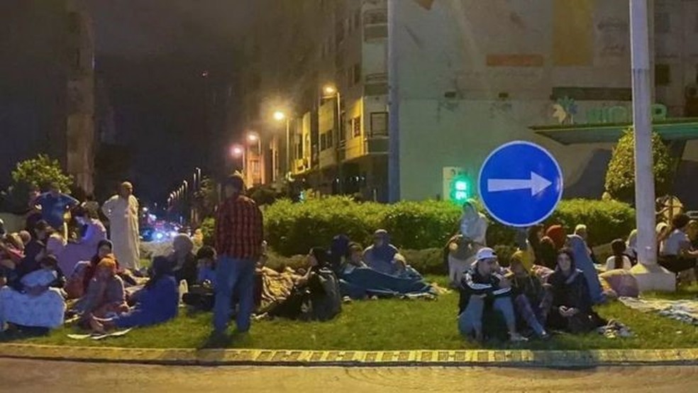 Moradores alarmados de Casablanca saíram de suas casas e acamparam durante a noite nas ruas — Foto: REUTERS