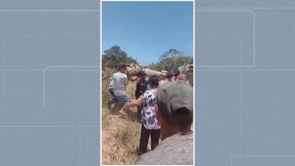 Policiais militares foram socorridos para um hospital — Foto: Reprodução/TV Santa Cruz
