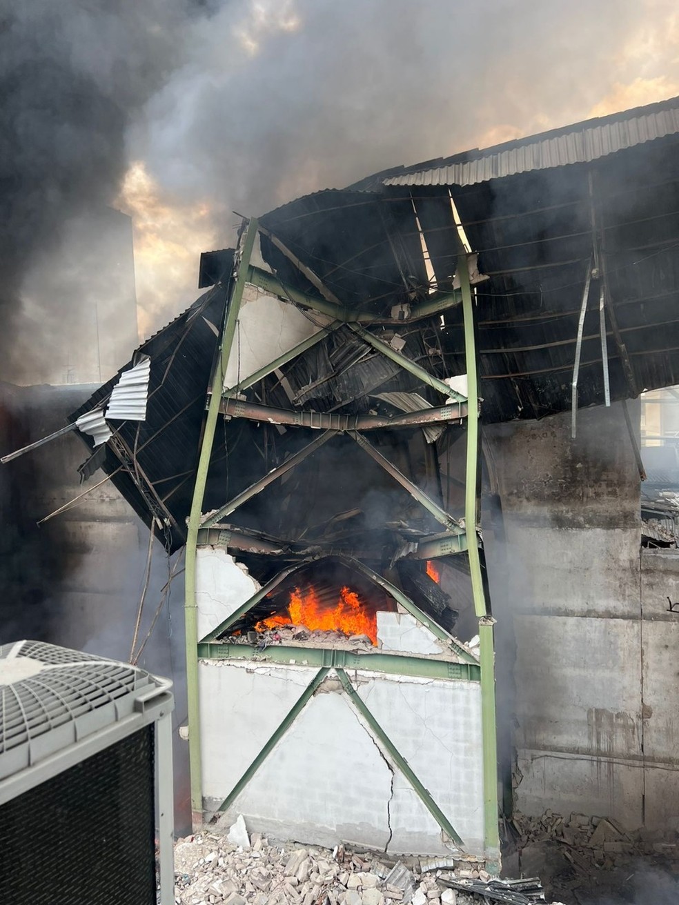 Após incêndio, imóvel das lojas Móbile não tem risco de desabamento