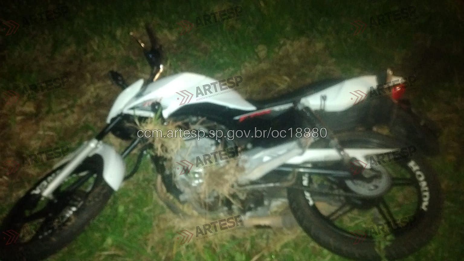 Mulher é arremessada de moto e morre atropelada em rodovia no interior de SP