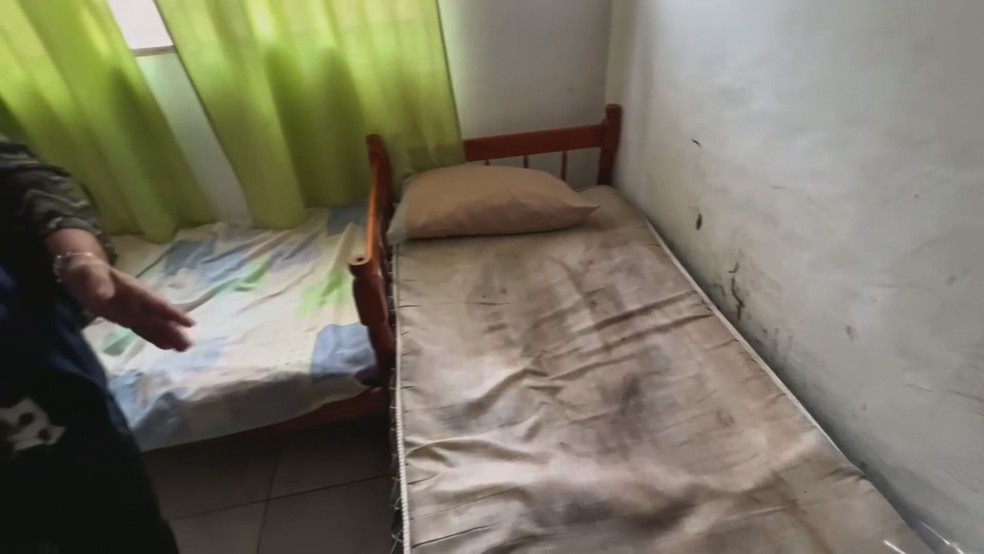 Colchões sujos que idosos dormiam — Foto: Reprodução: Policia Civil
