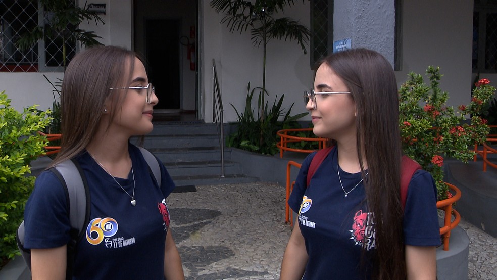 Júlia e Gioavanna na entrada na escola — Foto: TV Paraíba / Reprodução
