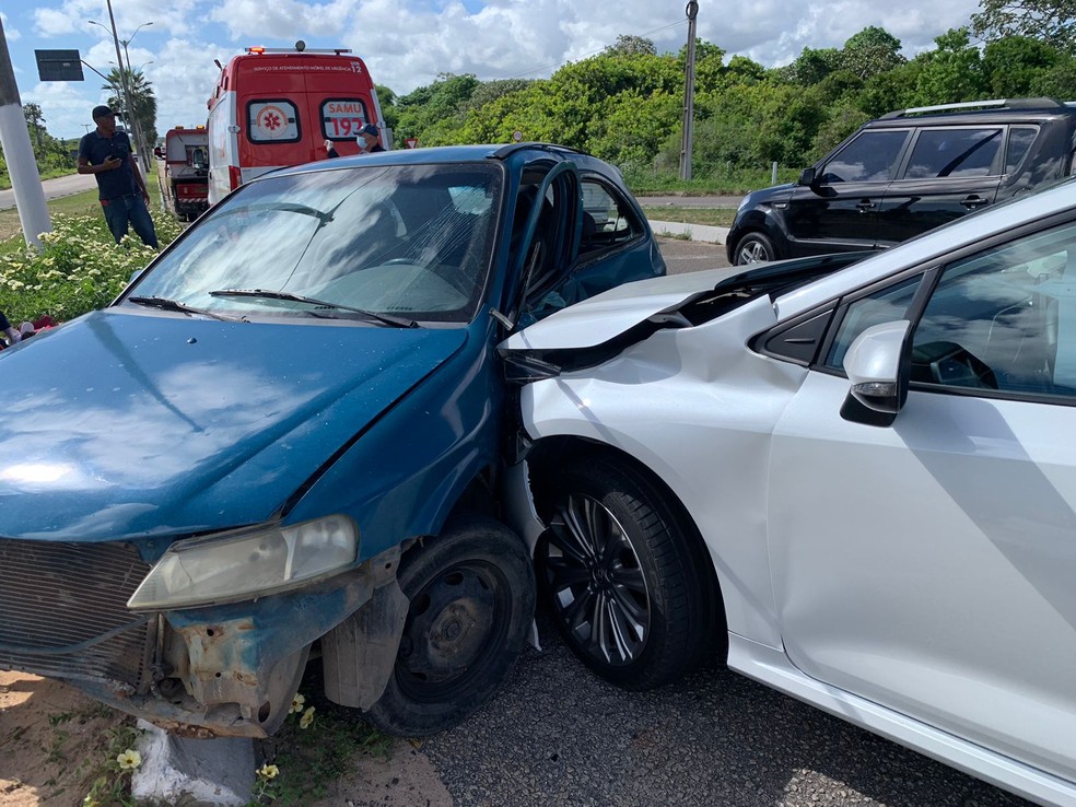 Batida entre dois carros deixa trânsito travado na Rota do Sol, na Grande Natal — Foto: Gustavo Brendo/Inter TV Cabugi
