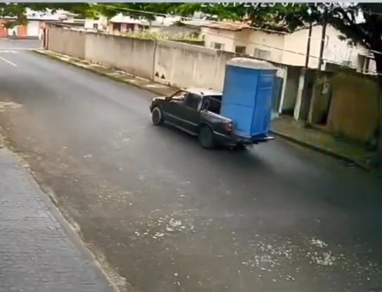 Banheiro químico alugado para festa beneficente é furtado em praça pública de MG; vídeo mostra fuga