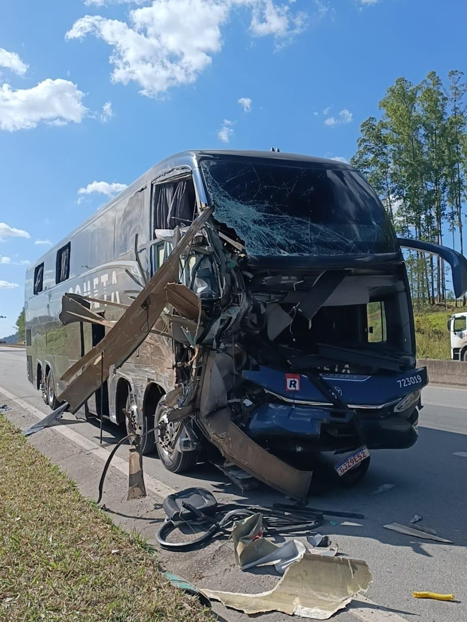 O que se sabe sobre o acidente com dois ônibus que deixou 4 mortos e 39 feridos na BR-040, em Juiz de Fora